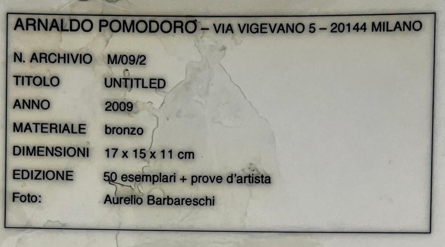 Il riquadro dello studio: numero d’archivio M/09/2, titolo, anno, materiale, misure ed edizione.