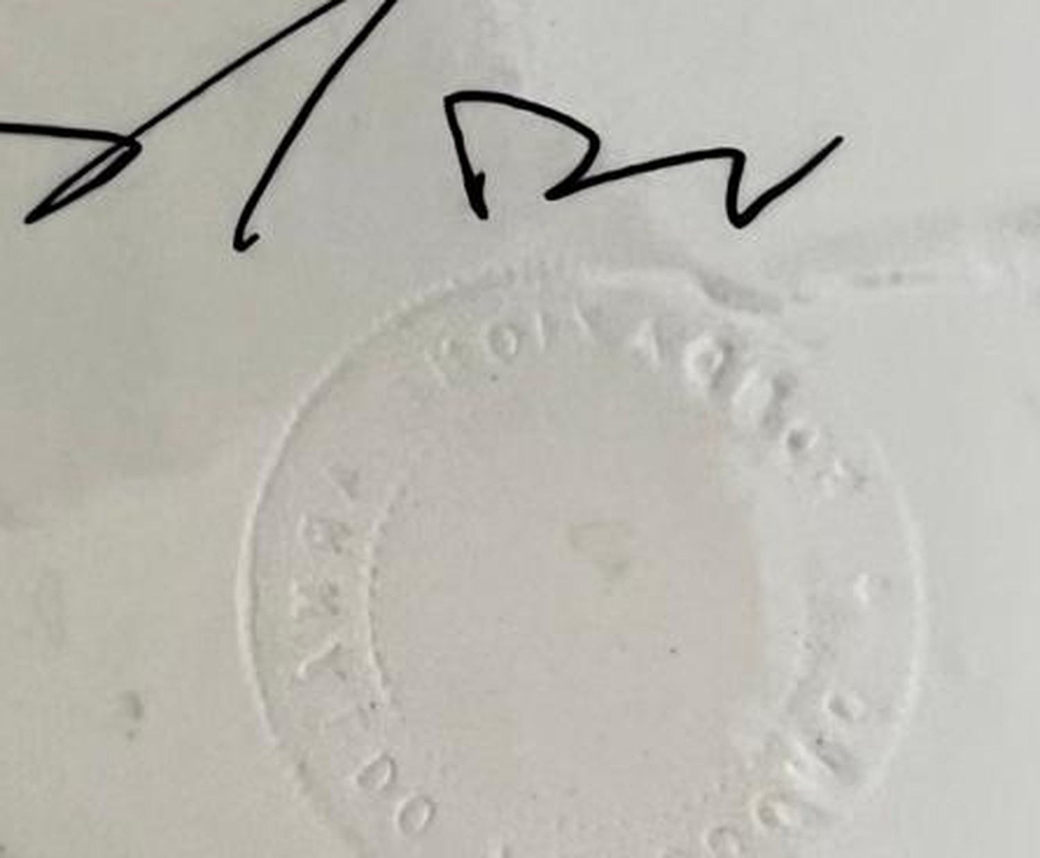 Il timbro a secco della Fondazione Arnaldo Pomodoro: impresso nella carta, non stampato — a pagina intera non si vede.