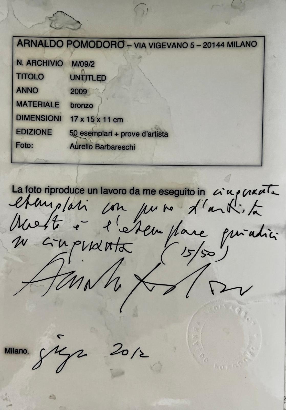 Il certificato dello studio di Arnaldo Pomodoro, con i dati dell'opera, la nota autografa firmata, il timbro a secco e la data.
