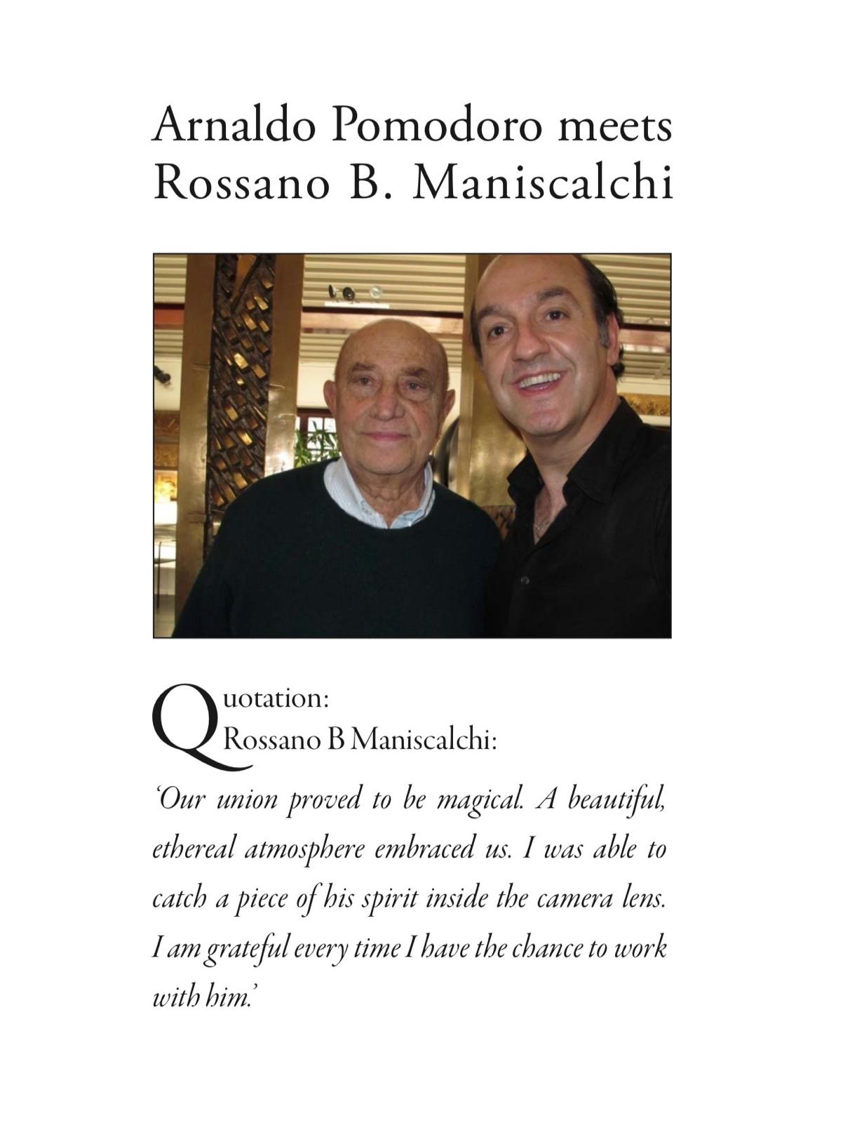 Arnaldo Pomodoro e Rossano B. Maniscalchi fotografati insieme, sorridenti; sotto, una citazione del fotografo.