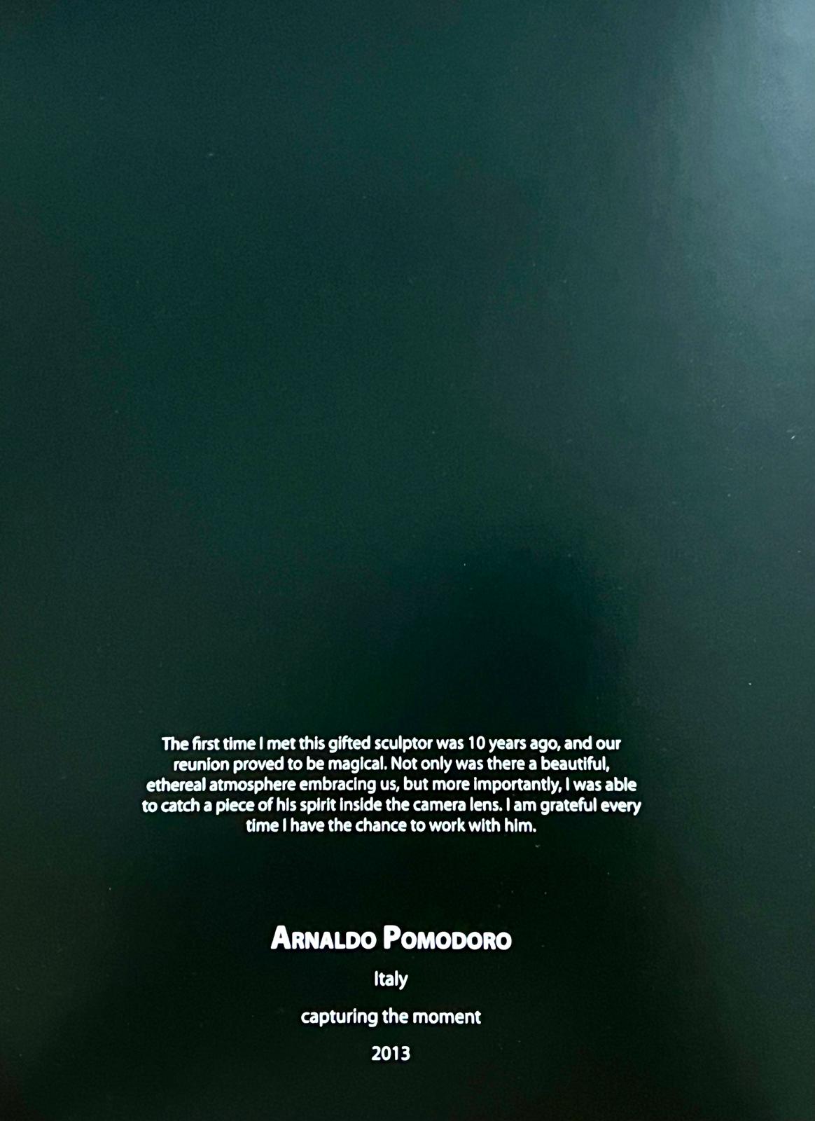 La pagina del volume con il testo dedicato da Arnaldo Pomodoro al fotografo, firmato e datato 2013.