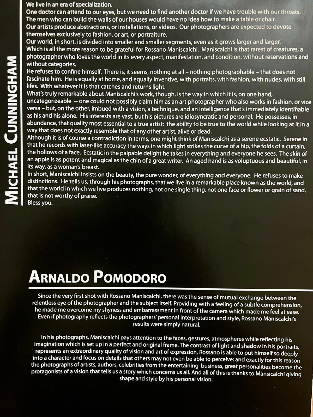 La pagina del volume con i testi di Michael Cunningham e di Arnaldo Pomodoro su Rossano B. Maniscalchi.